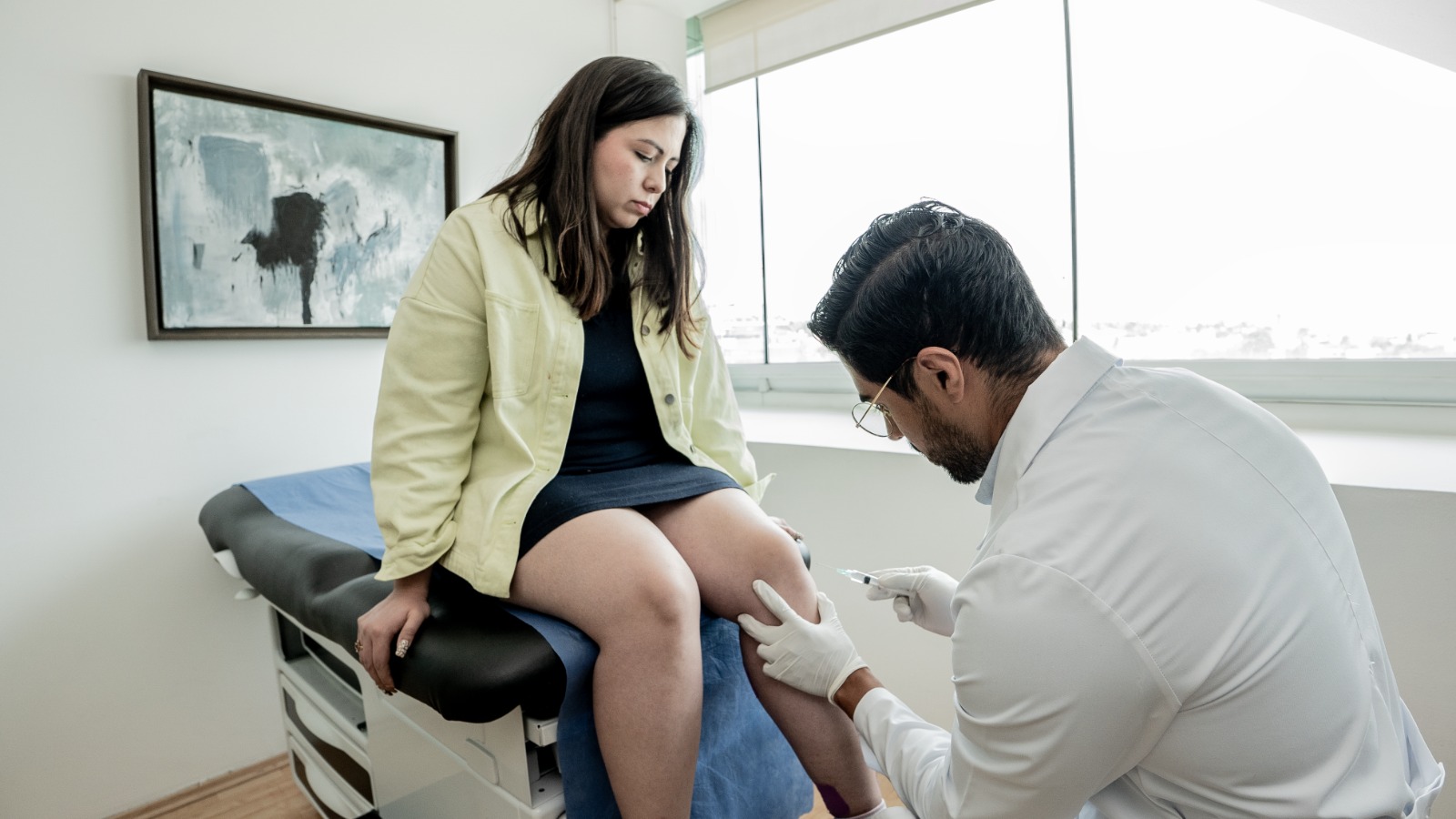 Artroscopia de rodilla con equipo médico especializado